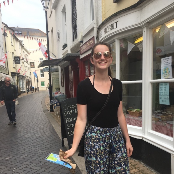 Meet your Posher, Liliana - Picture 3 of 3